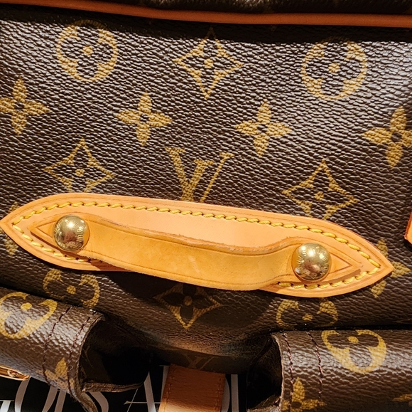 Authentic Louis Vuitton Manhattan GM - Picture 4 of 9